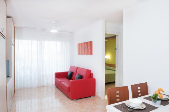 Hotel apartamentowy Costa d'Or na plaży Calafell oferuje apartamenty wakacyjne w pobliżu lotniska w Barcelonie do wynajęcia dziennie.