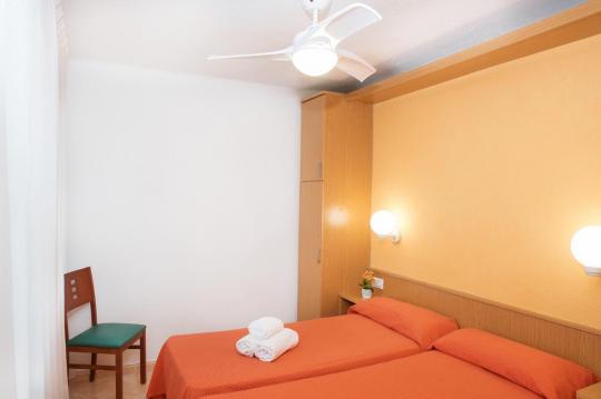 Appartementen Costa d'Or: Appartement accommodatie op het strand te huur met zwembad en hotel diensten in Calafell, Costa Dorada.