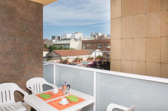 Semesterlägenheter att hyra på stranden i Calafell har en terrass möblerad för att njuta av det spanska solskenet under din familjesemester.