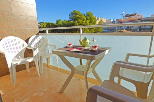 Strandferieleilighetene Calafell har en terrasse utstyrt for å nyte det spanske solskinnet i familieferien i Calafell.