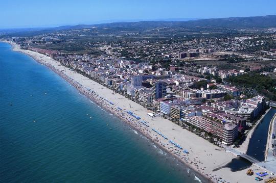 Profitez de vacances en famille à la plage près de Port Aventura World et Barcelone dans les appartements à louer Costa d’Or à Calafell.