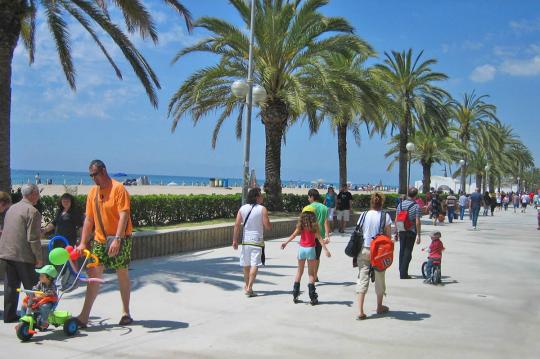 Strandferie udlejning nær Barcelona med pool på stranden i Calafell, Spanien 