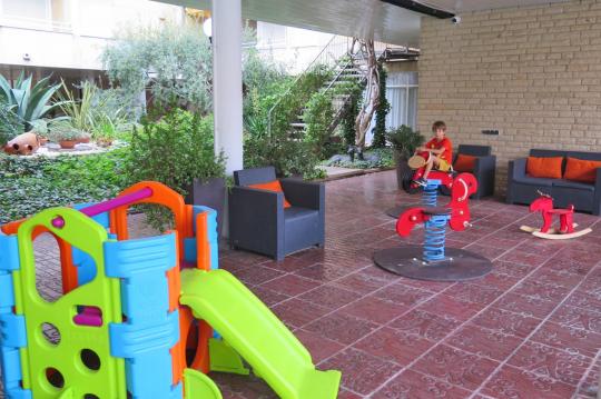 El hotel de apartamentos Costa d'Or ofrece apartamentos en la playa para alquilar con piscina en el centro de Calafell.