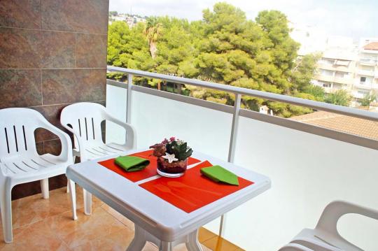 Strandferielejlighederne Calafell har en terrasse, der er indrettet til at nyde det spanske solskin under familieferien i Calafell.