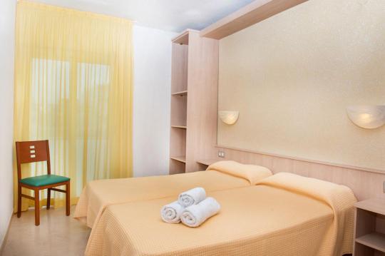 Fullt utstyrte leiligheter til leie per dag på stranden Calafell, Spania. Leiligheter med basseng og hotellservice.