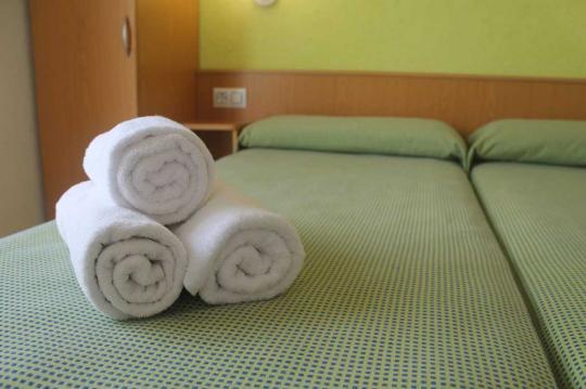 Apartamentos Costa d'Or en Calafell: los apartamentos de alquiler están totalmente equipados con ropa de cama y toallas de baño. 