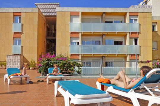 Beach self-catering apartment accommodation in Calafell with pool and hotel facilities, in Spain.