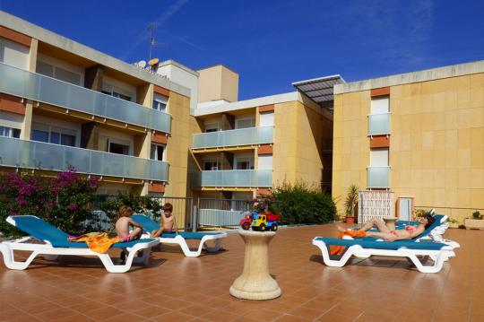 Los apartamentos Costa d'Or ofrecen vacaciones familiares en un complejo de apartamentos equipados con cocina y piscina en la playa de Calafell.