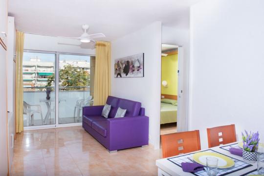 В апартаментах Calafell с пляжным отдыхом есть терраса, оборудованная для наслаждения испанским солнцем во время семейного отдыха в Калафелле.