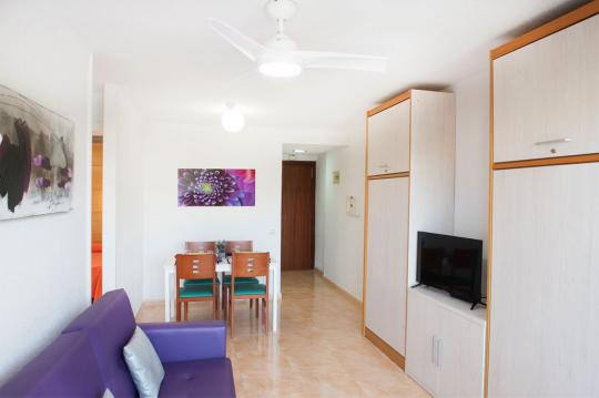 Self catering holiday rental apartments in Calafell with a furnished kitchen, which has crockery, kitchenware, microwave, fridge with freezer, cooker,...