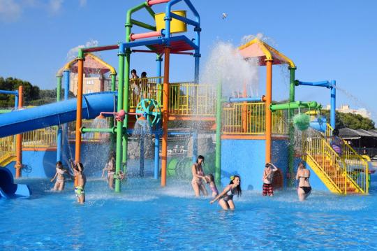 Summer beach holiday near aquatic park Aqualeon and Aquopolis. Rent apartments for holiday in the beach in apartments costa d'Or and enjoy aquatic parks.