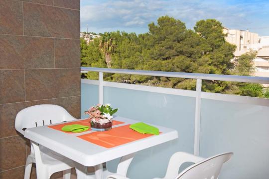 Los apartamentos para alquilar disponen de una acogedora terraza para disfrutar del sol en familia durante sus vacaciones de verano en Calafell.