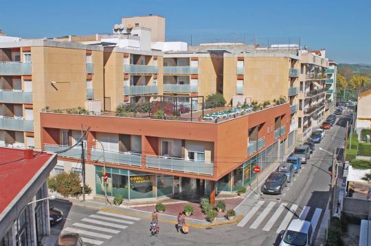 Los apartamentos para alquilar disponen de una acogedora terraza para disfrutar del sol en familia durante sus vacaciones de verano en Calafell.