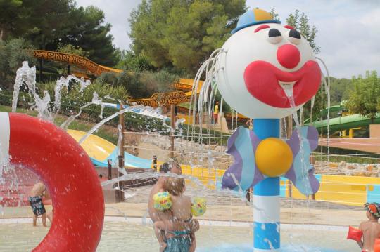 Ferienwohnungen zu vermienten am Strand von Calafell und besuchen Sie Wasserparks. Genießen Sie die Ferienwohnungen Costa d'Or.