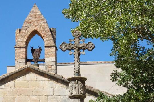 Apartaments per llogar a la platja de Calafell i aprofiti per visitar els monestirs del cister: Santes Creus, Poblet i Vallbona de les Monges.