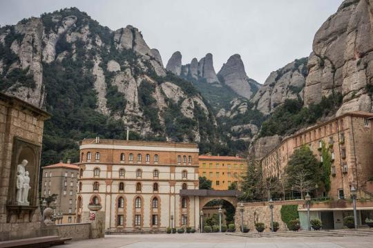 Familien-Strandwohnungen in Calafell zu mieten und Montserrat zu besuchen. Die Costa d'Or Ferienwohnungen sind die beste Option.