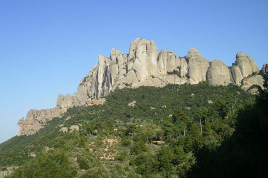 Apartamentos de alquiler en la playa y visite Montserrat. Quédate en la playa de Calafell en los Apartamentos Costa d'Or.