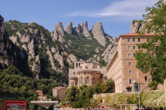 Ferienwohnungen zu vermieten am Strand von  Calafell und besuchen Sie Montserrat. Den besten Aufenthalt in den Ferienwohnungen Costa d'Or.