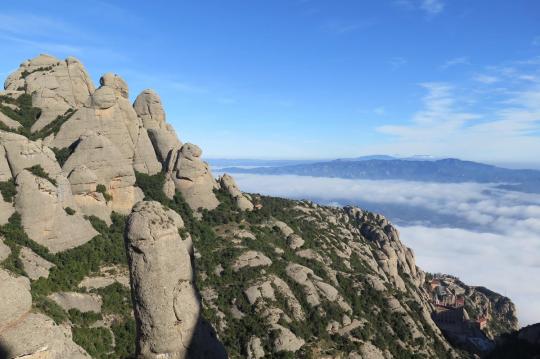 Strandlägenheter och besök Montserrat. Bo på Calafell-stranden i Costa d’Or-lägenheter och besöka Montserrat. Njut av lägenheter Costa d'Or!