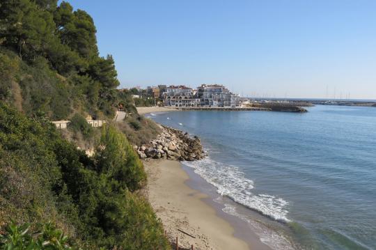 Apartamentos de playa cerca de Roc Sant Gaieta. Quédese en la playa de Calafell en los Apartamentos Costa d'Or y visite Roc Sant Gaieta.