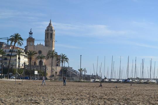 Strandlägenhet nära Sitges. Uthyrning av lägenheter på stranden Calafell i Spanien. Costa d’or erbjuder sommarlägenhet att hyra nära Sitges.