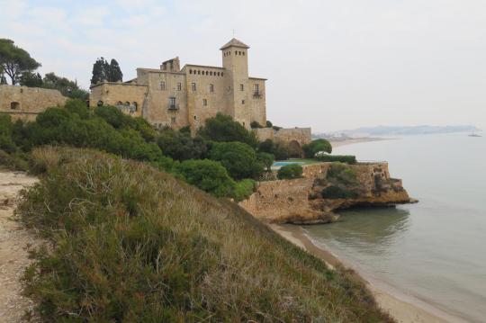 Njut av en strandsemester vid havet och besök Barcelona, Tarragona och Port Aventura World, Spanien 