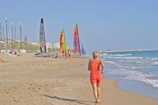 Beach holiday lettings near Barcelona with pool at Calafell beach resort, Spain 