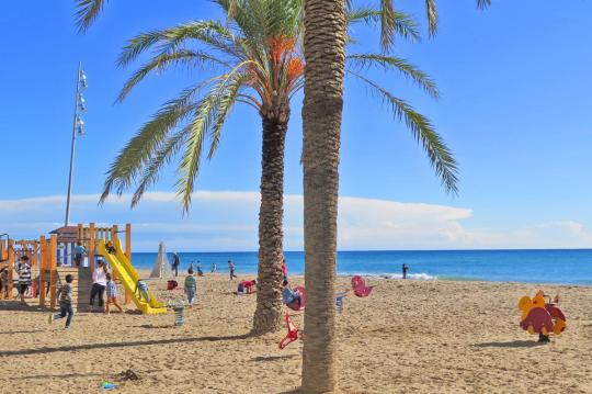 Apartamenty na plaży Calafell do wynajęcia idealne na rodzinne wakacje na plaży w pobliżu Barcelony i Port Aventura, Costa Dorada, Hiszpania.