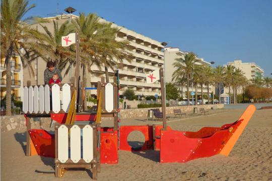 Strandferie udlejning nær Barcelona med pool på stranden i Calafell, Spanien 