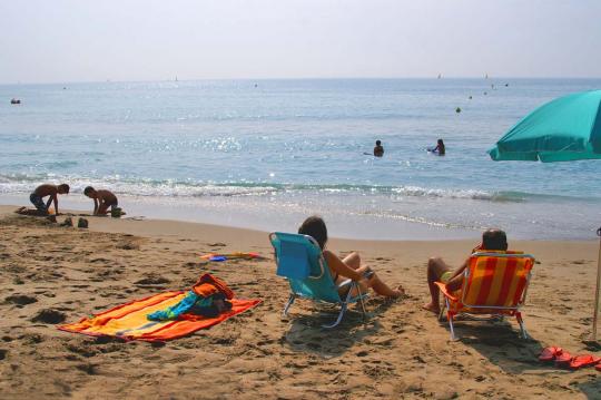 Apartamentos de férias na praia de Calafell, perto de Barcelona e Port Aventura, na Costa Dorada, Espanha. 