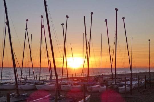 Els apartaments de lloguer disposen d'una acollidora terrassa per gaudir del sol en família durant les seves vacances d'estiu a Calafell.