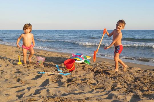 Apartamentos en la playa para alquilar con piscina y zona infantil en Calafell. 