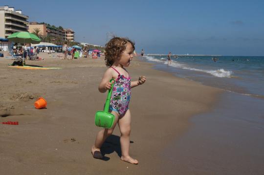 Plaża Calafell jest ulubionym miejscem dla rodzin wakacje cieszyć się przyjemne letnie wakacje na plaży w Costa Dorada, Hiszpania.