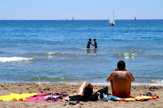 Beach holiday lettings near Barcelona with pool at Calafell beach resort, Spain 