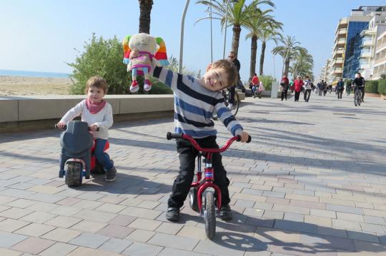 Los apartamentos para alquilar disponen de una acogedora terraza para disfrutar del sol en familia durante sus vacaciones de verano en Calafell.