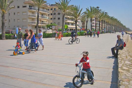 Durant les vacances d'estiu a la platja de Calafell es poden practicar diferents esports al costat del mar.