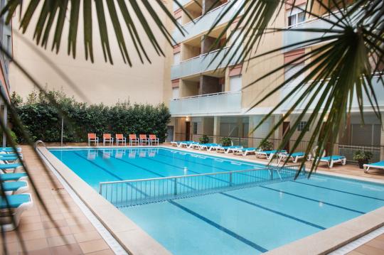 Costa d'Or ferielejligheder i Calafell tilbyder dig: pool, solterrasse, børneområde, gratis wifi område, reception, elevatorer. Garage og sikker mulighed.