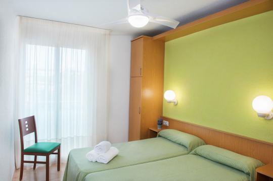 Appartements Costa d’Or à Calafell : les appartements de location de vacances sont entièrement équipés de linge de lit et de serviettes de bain. 