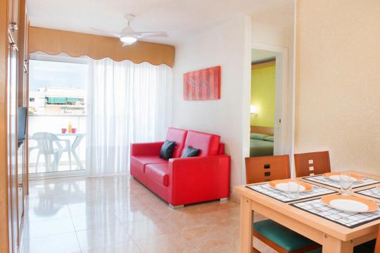 Apartments Costa d’Or: Beach apartment accommodation to rent with pool and hotel services in Calafell, Costa Dorada.