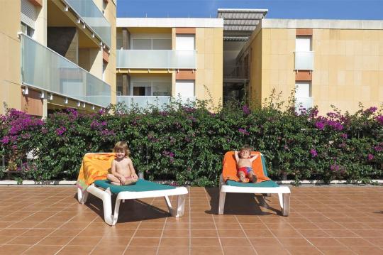 Alojamento de férias de verão na praia de Calafell ideal para férias em família com piscina, solário e área infantil na Costa Dorada, Espanha.