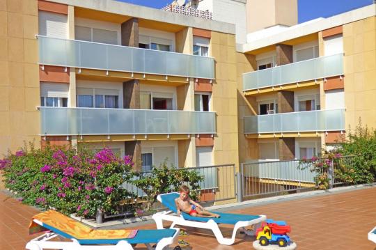 Hébergement de vacances en appartements a plage à Calafell avec piscine et services hôteliers, en Espagne.