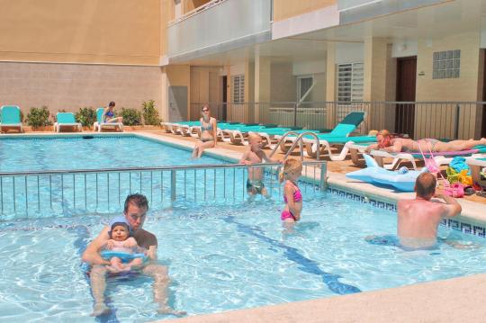 Ontdek Costa d'Or appartementen te huur in Calafell, een aparthotel dat vakantiewoningen biedt ideaal voor familie strandvakanties.