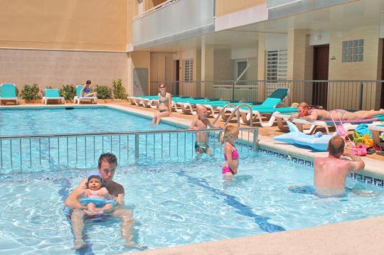 Scopri gli appartamenti Costa d'Or a Calafell, un aparthotel che offre appartamenti in affitto per vacanze ideali per una vacanza in famiglia sulla spiaggia.